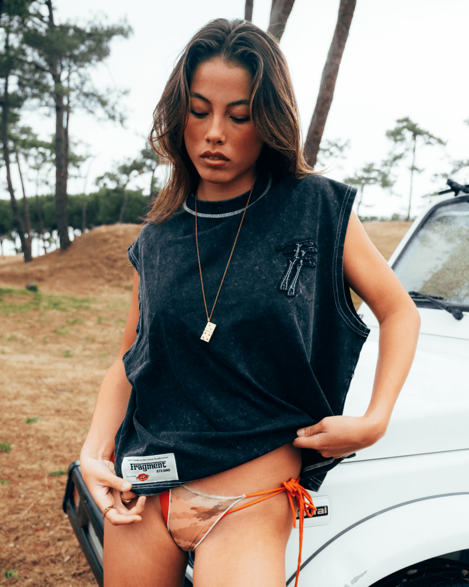 BLACK CONTRAST SLEEVELESS TEE - FRAGMENT STUDIO