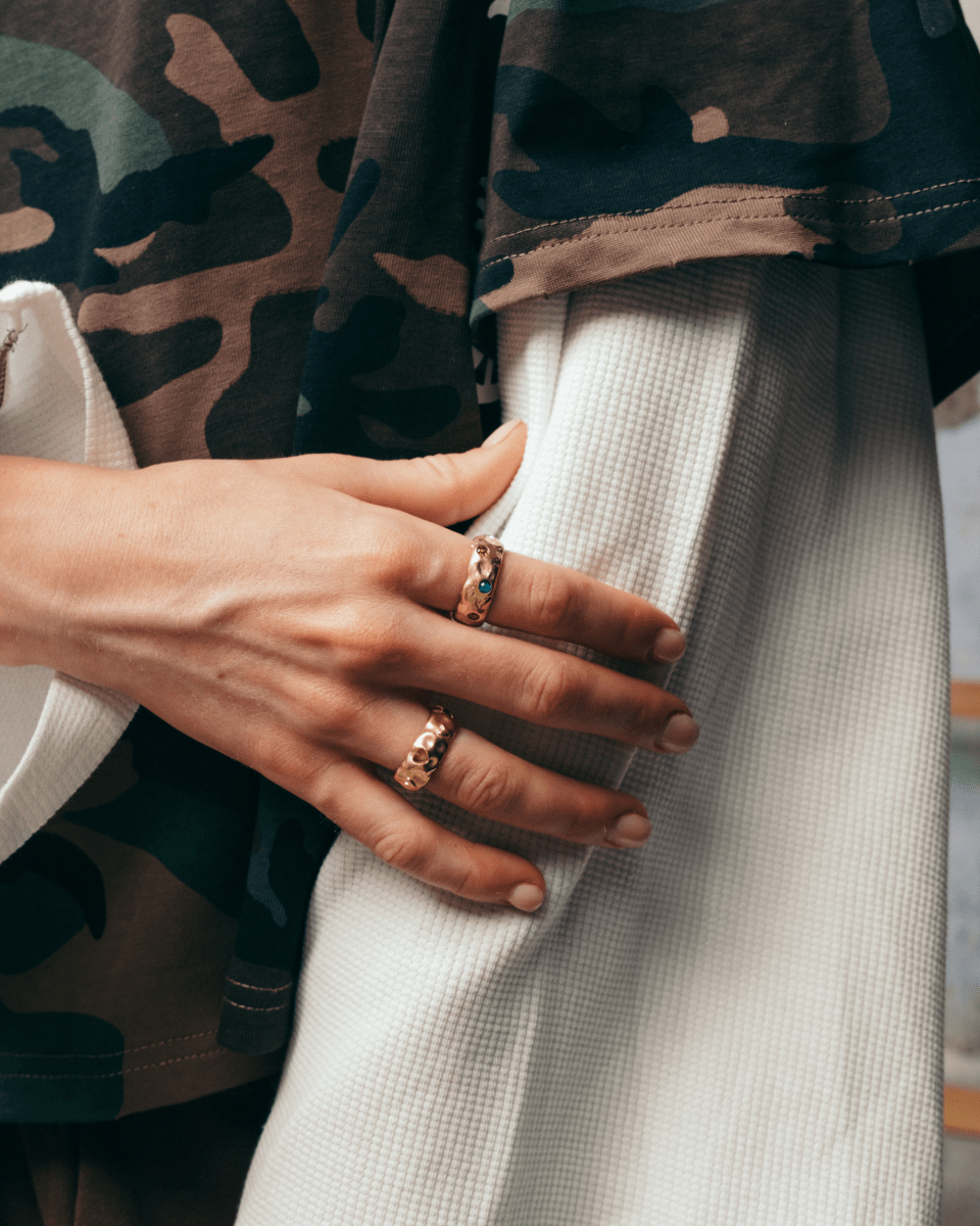 Gold Ring – Jackpot – Hammered Band with Crystals – Fragment Studio