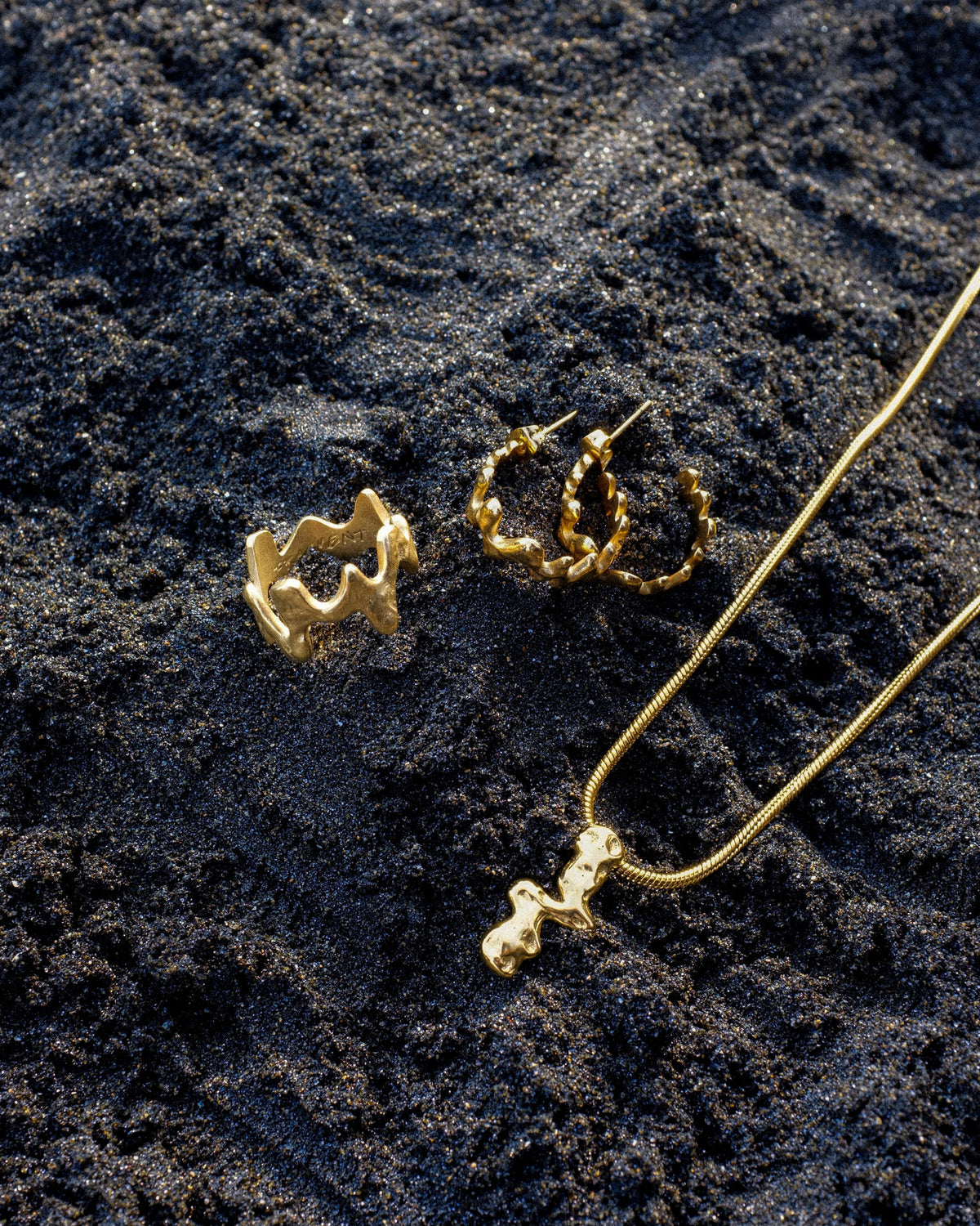Gold Necklace – Magma – Molten Drip Pendant – Fragment Studio