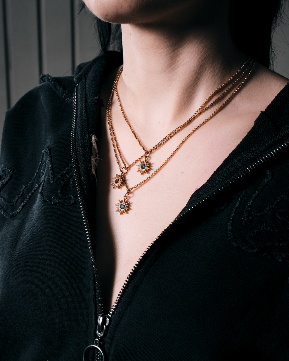 Collier Or – Solar Flare – Pendentif Soleil, Fond Vert – Fragment Studio