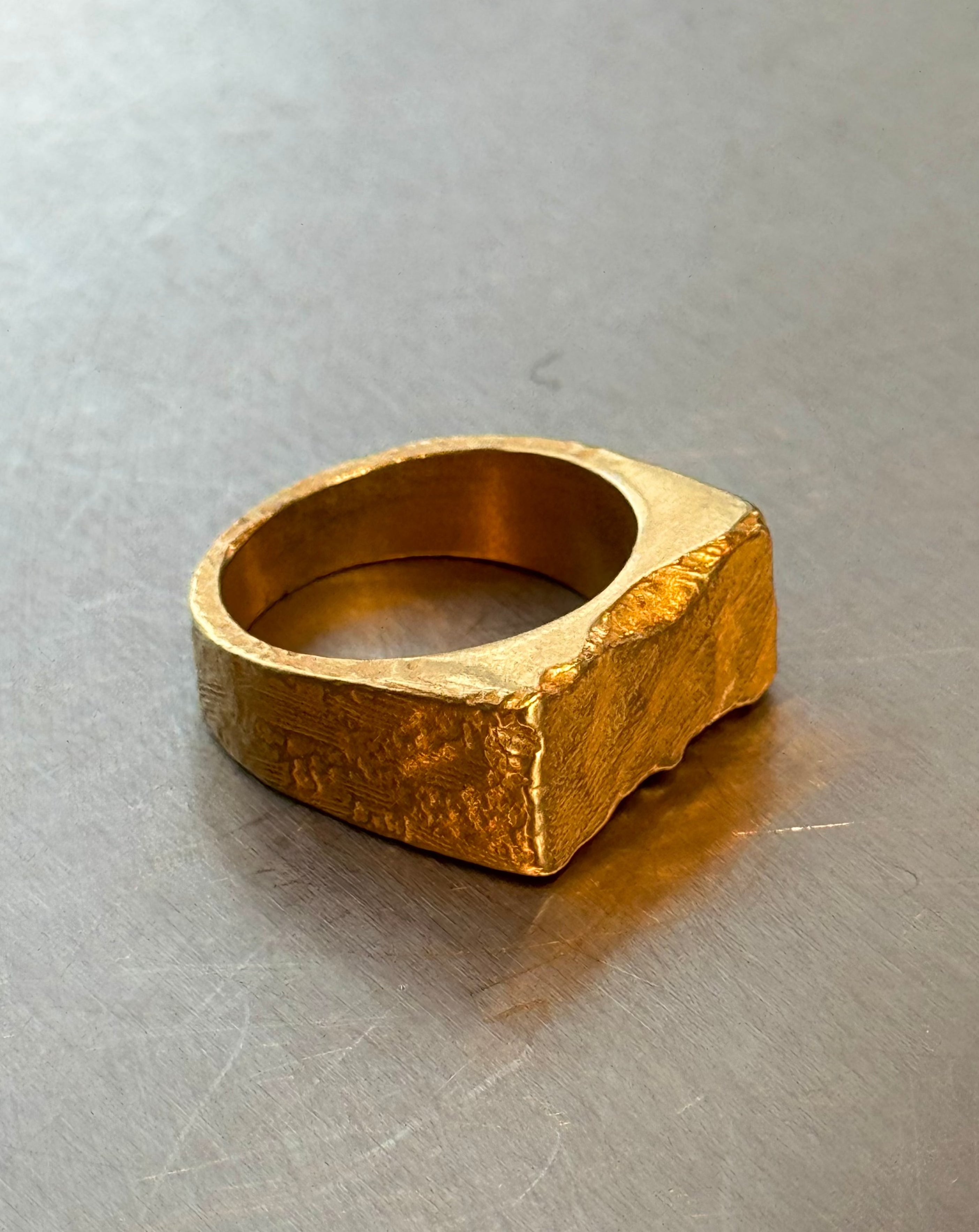 BRUTE SIGNET RING [GOLD]