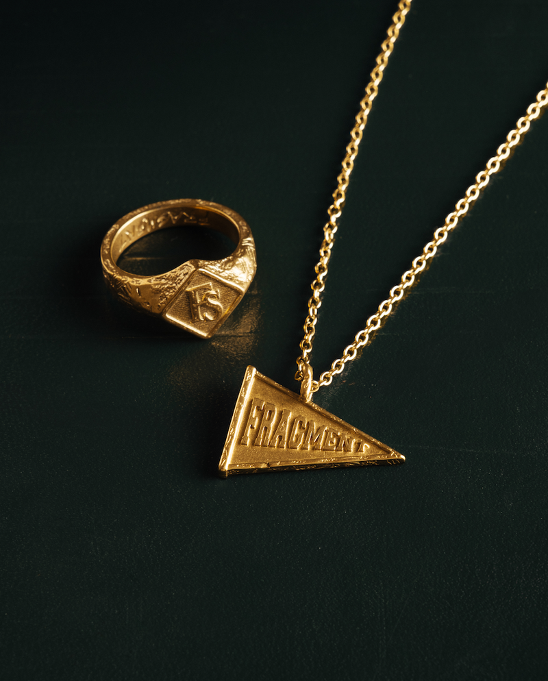 VARSITY FLAG PENDANT [GOLD]